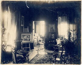 Fotografía de vista de la sala de una casa de habitación de principios de siglo XX, con una detal...
