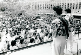 Fotografía de un grupo de personas integrantes del grupo musical La Pandylla, durante un conciert...