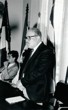 Fotografía de Eduardo Fournier, miembro de la Junta Administrativa del Archivo Nacional en su dis...