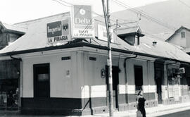 Fotografía del Bar La Piragua, situado en avenida 3, calle 4, esquina noroeste San José
