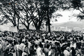 Fotografías con imágenes del acto de inauguración del Parque de la Paz. Tomas del momento de la b...
