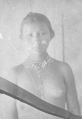 Fotografía de una joven indígena mestiza. Esta Fotografía forma parte del documento 167 del Fondo...