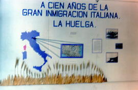 Fotografías de la exposición de documentos titulada A cien Años de la Gran Inmigración Italiana. ...