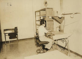 Fotografía con la imagen del área de microfilmación de la Biblioteca Nacional. San José