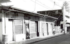 Fotografía de edificaciones en mal estado situado entre avenida central y 2 calle 9, 150 metros n...