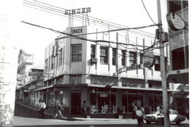 Fotografía del edificio de Singer. Situado en avenida central, calle 5, esquina Noroeste. San José