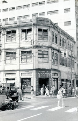 Fotografía del edificio Fiatt, ocupado por el almacén La Pampa, en avenida central, calle 6, esqu...