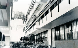 Fotografía con la imagen del edificio de Residencias Estudiantiles de la Universidad de Costa Ric...