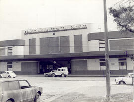 Fotografía de la entrada principal del edificio del Ferrocarril al Pacífico. Situado en avenida 2...