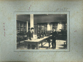 Fotografías en album del laboratorio del Liceo de Costa Rica. Se observa al profesor José Fidel T...
