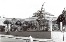 Fotografía de una residencia situada contiguo al cine Bellavista, avenida central, calle 17. San ...