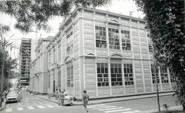Fotografía con la imagen del edificio metálico donde funciona la Escuela 07ia Lang y otras, en av...