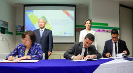 Fotografías de la firma de los protocolos que autorizan las exportaciones costarricenses de produ...