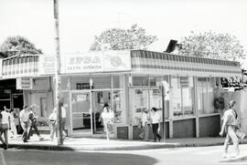 Fotografía de la fachada del edificio ocupado por la Importadora Fotográfica S.A. IFSA. ubicada e...