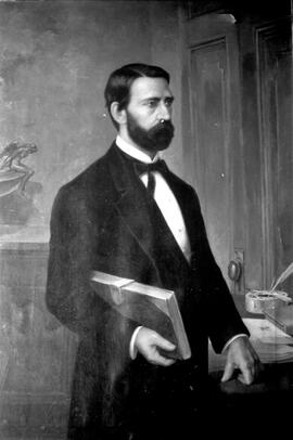 Fotografía del retrato con la imagen del señor Luis Molina, tomada en el Salón Dorado del Ministe...