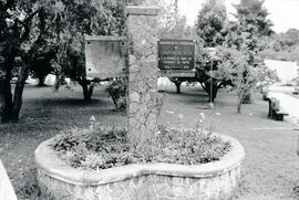 Fotografía del monumento con la placa de conmemoración del 50 aniversario del cantón de Dota, loc...