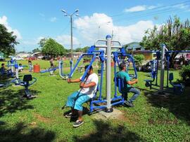 Fotografías de la entrega del Parque Bio-Saludable en el Parque Central de Upala con 14 máquinas ...