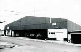 Fotografía de la fachada principal y estacionamiento de vehículos del edificio de la Cruz Roja de...
