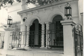 Fotografía de la fachada principal de una residencia de estilo Colonial ubicada en el Paseo Colón...