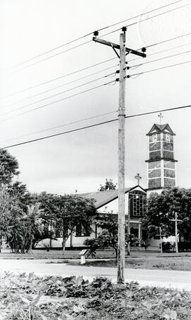 Fotografía del edificio de la Iglesia de La Fortuna de San Carlos. Vista de la fachada, además se...