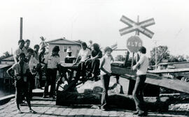 Fotografía de huelguitas en barricada bloqueando calles. Limón