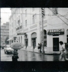 Contacto del edificio de la Farmacia Italiana. Vista lateral. Situado en avenida central y calle ...