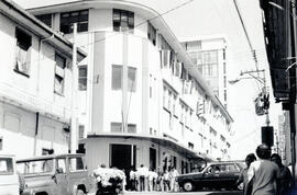 Fotografía de varias fachadas de edificios de la esquina noroeste del Registro Civil y Tribunal S...