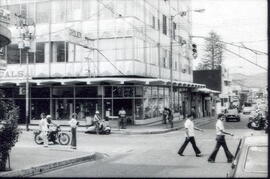 Contacto del edificio de la Zapatería Badilla, situado en avenida central, calle 9 San José
