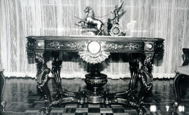 Fotografía que muestra una mesa de la Casa Presidencial que data del gobierno de Tomás Guardia Gu...