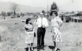 Fotografía de la visita al terreno del Archivo Nacional en Zapote hecha por el Doctor Aurelio Tan...