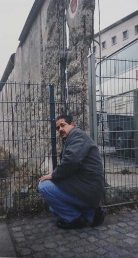 Fotografía de Jorge Sauma Aguilar, gerente general, posando frente a un edificio de Bélgica