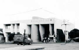 Fotografía de la parte frontal y lateral del edificio de la Cooperativa Coocique R.L. en San Carl...