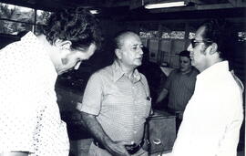 Fotografía de una de las visitas de Hernán Garrón Salazar Ministro de Agricultura y el Licenciado...