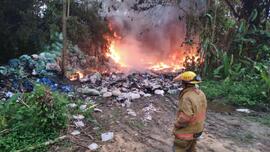 Fotografías de la atención del incidente por quema de desechos de materiales utilizados para el p...