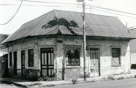 Fotografía de una antigua casa de habitación situada frente al Cementerio de Obreros en avenida 1...