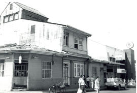 Fotografía de la vista del edificio de la Pensión Lourdes, situado en avenida 4, calles 10 y 12. ...
