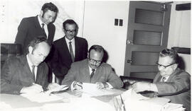 Fotografías de la firma de contrato del camino Westfalia-Penshurt. Ingeniero Rodolfo Silva, Limón