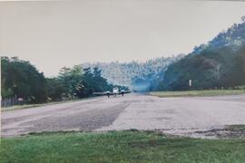 Fotografía de una avioneta en la pista de aterrizaje