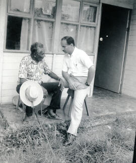 Fotografía de José María Figueres Olsen, Ministro de Agricultura y Ganadería conversando con Atil...