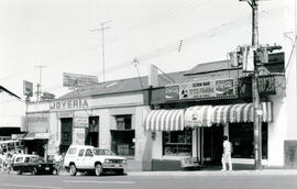 Fotografía de varios negocios ubicados en avenida 2, calle 8-10, acera norte San José