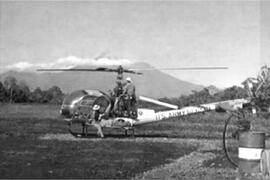 Fotografías de helicóptero en el aeródromo de Upala, avión de LACSA durante la carga y descarga d...