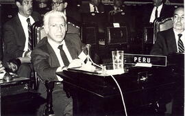 Fotografía con la imagen de una conferencia de Cancilleres realizada en el Teatro Nacional en 1971
