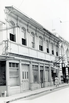 Fotografía de un edificio situado al costado norte de La Casona, lugar en donde estuvo la zapater...
