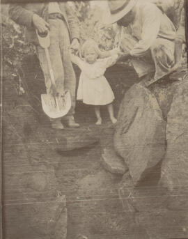 Fotografías de excavación de tumbas indígenas. Se observan objetos, lajas de piedra y huesos. En ...