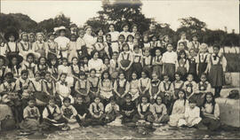 Fotografías de grupos de estudiantes, egresados y profesores del Colegio Superior de Señoritas. A...