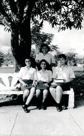 Fotografía de cuatro alumnas del Colegio Agropecuario de Buenos Aires, posando en el parque del l...