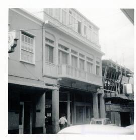 Fotografía del edificio de la Pagaduría Nacional . Situada en avenida 1, calles 0 y 1, acera Nort...