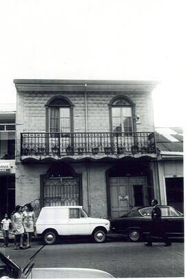 Fotografía de una casa antigua de dos pisos, ubicada en el barrio La California. Provincia de San...