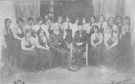 Fotografías del Colegio Superior de Señoritas. Aparecen imágenes de: alumnas con los profesores J...