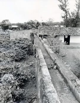Fotografías de una propiedad en el cantón de Flores, Heredia. Se observa una casa antigua de habi...